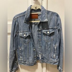 LUCKY BRAND DISTRESSED JEAN JACKET!